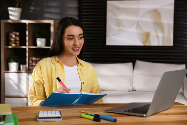 Jonge Vrouw Kijken Webinar Aan Tafel Kamer — Stockfoto