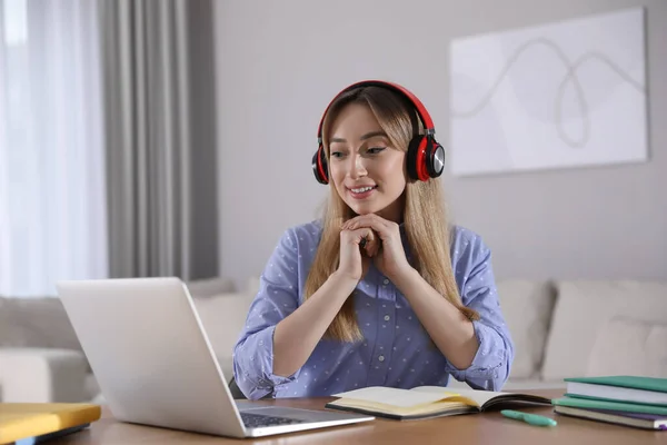 Mladá Žena Sleduje Webinář Stolu Pokoji — Stock fotografie