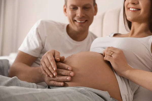 Jovem Mulher Grávida Com Marido Dentro Casa Close — Fotografia de Stock