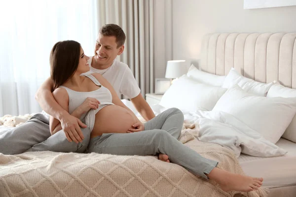 Jeune Femme Enceinte, Couché Dans Son Lit Avec Téléphone