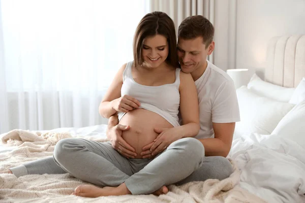 Mujer Embarazada Joven Con Marido Dormitorio — Foto de Stock