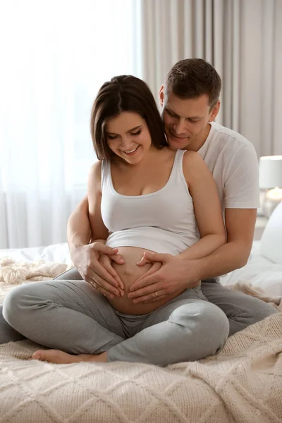 Mladá Těhotná Žena Svým Manželem Ložnici — Stock fotografie