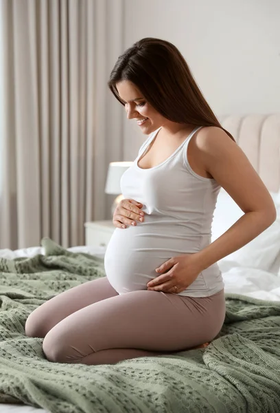 Νεαρή Έγκυος Γυναίκα Κάθεται Στο Κρεβάτι Στο Σπίτι — Φωτογραφία Αρχείου