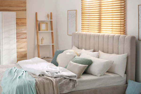 Stilvolles Interieur Mit Großem Bequemen Bett — Stockfoto