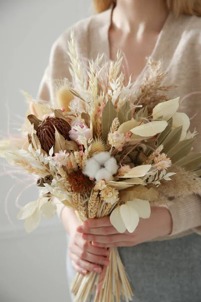 Frau Hält Schönen Getrockneten Blumenstrauß Hause Nahaufnahme — Stockfoto