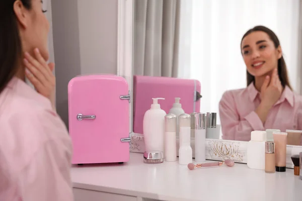 Kadın Makyaj Masasında Kozmetik Buzdolabı Içinde Hazırlanıyor — Stok fotoğraf