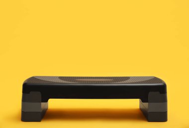 Sarı arka planda adım. Spor malzemeleri.