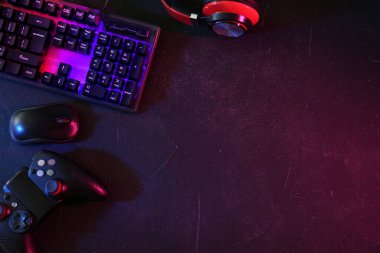 Modern RGB klavye, fare ve bilgisayar oyunu denetleyicisi gri masada, düz konum. Metin için boşluk