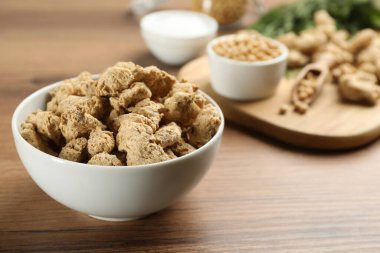 Ahşap masada kurutulmuş soya eti. Metin için boşluk