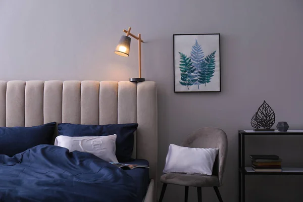 床与时髦丝质亚麻布在房间里 — 图库照片
