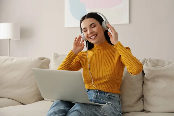 Mujer Con Portátil Auriculares Sentados Sofá Casa — Foto de Stock