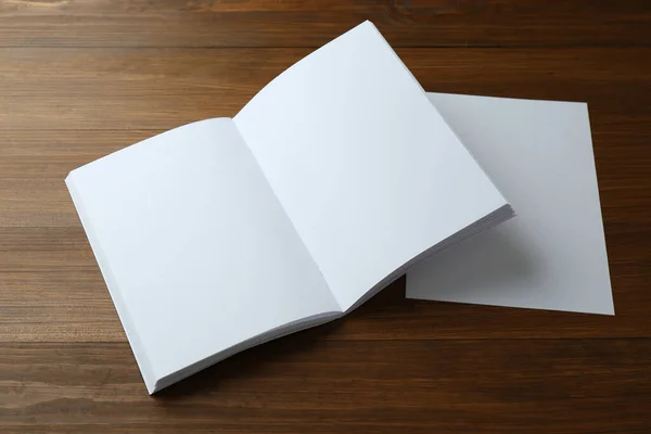 Papier Blanco Brochure Houten Tafel Mockup Voor Ontwerp — Stockfoto