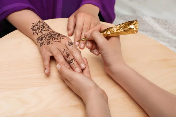 Δάσκαλος Κάνει Henna Τατουάζ Στο Χέρι Ξύλινο Τραπέζι Closeup Παραδοσιακό — Φωτογραφία Αρχείου