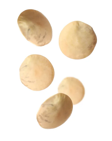 多くのレンズ豆が白い背景に落ちています ビーガン食 — ストック写真