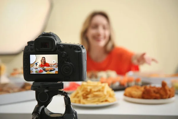 Comida Blogger Grabación Comer Espectáculo Contra Fondo Luz Centrarse Pantalla — Foto de Stock