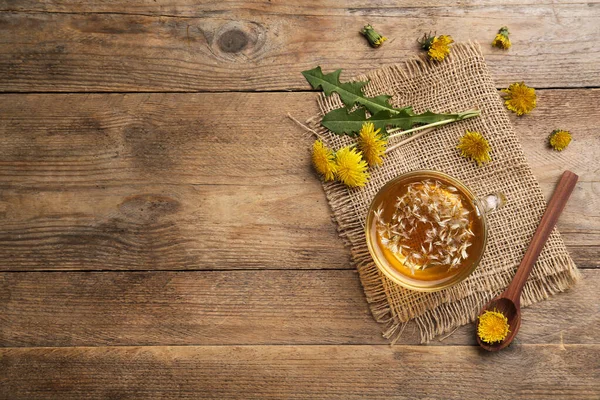 Deliziosi Fiori Tarassaco Tavolo Legno Posa Piatta Spazio Testo — Foto Stock