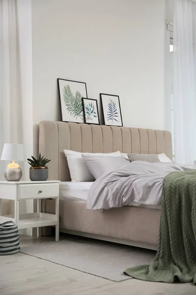 Cama Con Ropa Cama Gris Elegante Cerca Pared Blanca Habitación —  Fotos de Stock