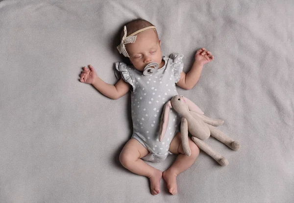 Αξιολάτρευτο Νεογέννητο Μωρό Πιπίλα Και Παιχνίδι Λαγουδάκι Κοιμάται Στο Κρεβάτι — Φωτογραφία Αρχείου