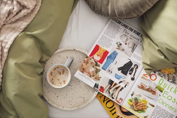 Aromatik Kopi Dan Majalah Tempat Tidur Dengan Linen Dalam Ruangan — Stok Foto