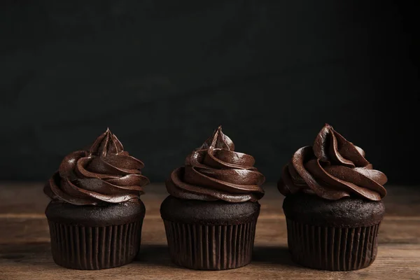 Délicieux Cupcakes Chocolat Avec Crème Sur Table Bois Sur Fond — Photo