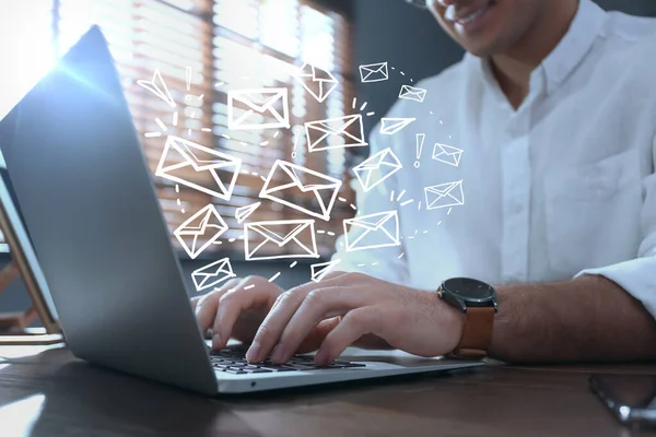 Empresário Enviando Mails Mesa Dentro Casa Close — Fotografia de Stock