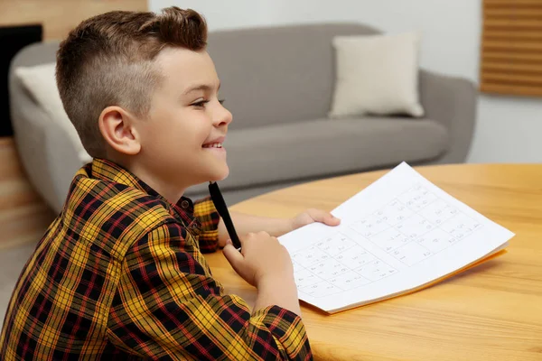 Niño Resolviendo Rompecabezas Sudoku Mesa Interior —  Fotos de Stock