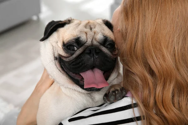 かわいいパグ犬を家にいる女性 動物の養子縁組 — ストック写真