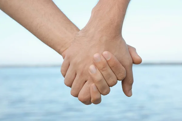 Schwules Paar Der Nähe Des Flusses Einem Sonnigen Tag Nahaufnahme — Stockfoto