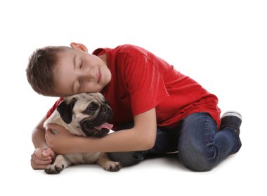 Beyaz arka planda sevimli köpeğini kucaklayan çocuk.