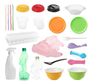 Beyaz arkaplanda farklı plastik ögeler ile ayarla