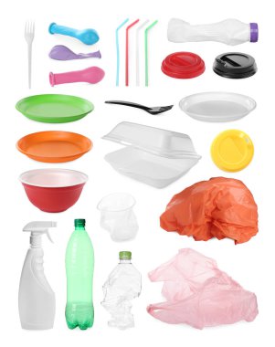 Beyaz arkaplanda farklı plastik ögeler ile ayarla