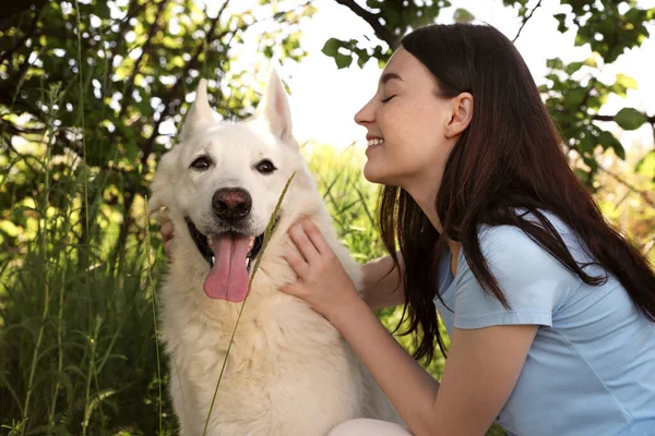 Tiener Meisje Met Haar Witte Zwitserse Herder Hond Park — Stockfoto