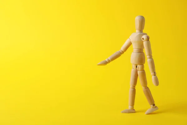 Houten Menselijk Model Gele Achtergrond Ruimte Voor Tekst Mini Etalagepop — Stockfoto