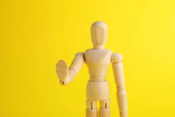 Houten Menselijk Model Gele Achtergrond Close Mini Etalagepop — Stockfoto