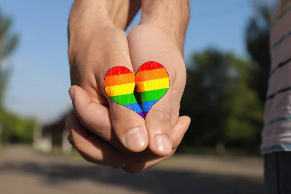 Couple Gay Tenant Main Ensemble Dans Parc Jour Ensoleillé Gros — Photo