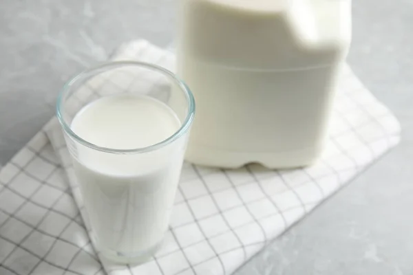 Glas Milch Der Nähe Von Gallone Flasche Auf Hellem Tisch — Stockfoto