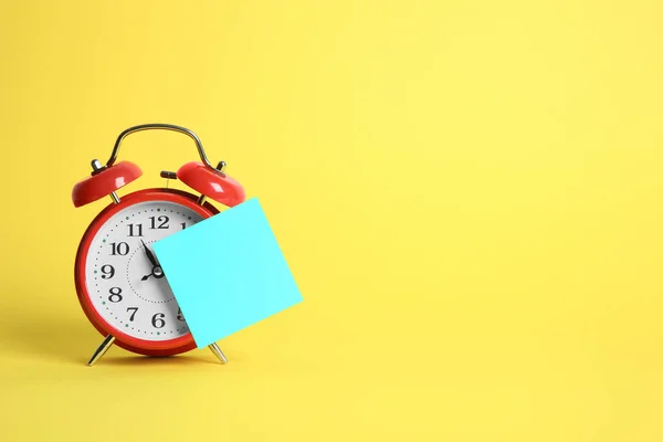 Relógio Alarme Nota Lembrete Branco Fundo Amarelo Espaço Para Texto — Fotografia de Stock