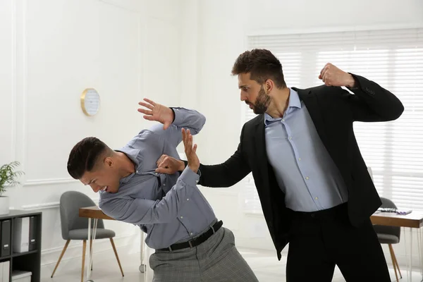 Colleghi Emotivi Che Combattono Carica Conflitto Sul Posto Lavoro — Foto Stock