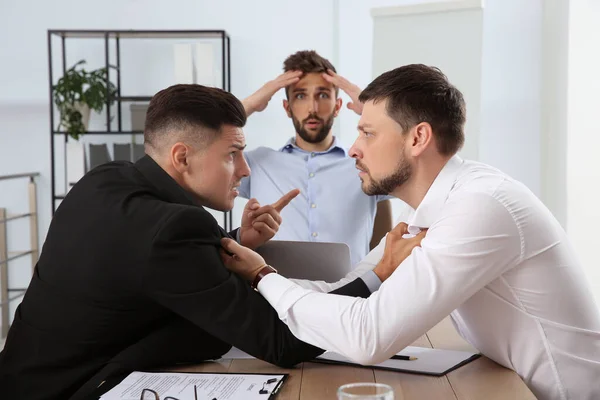 Emotionele Collega Die Functie Vechten Conflict Werkplek — Stockfoto