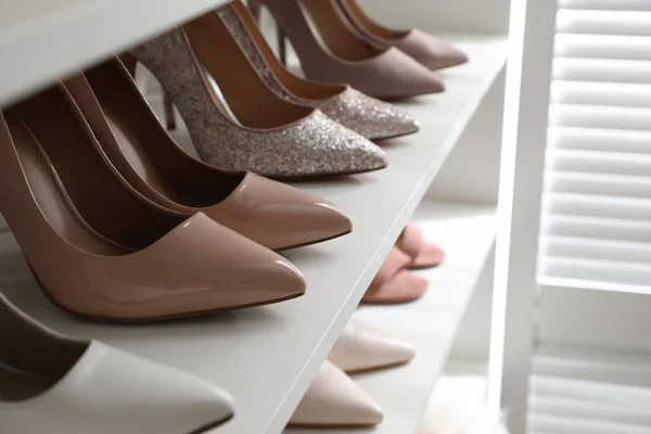 更衣室货架上不同款式的女鞋 — 图库照片