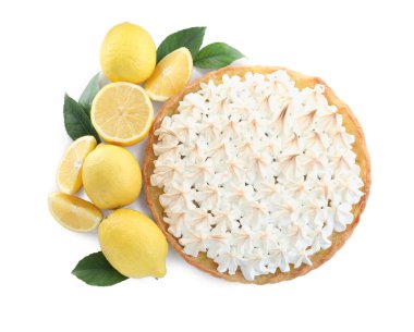 Lezzetli limonlu pasta ve beyaz arka planda taze meyveler.