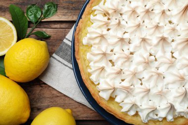 Düz kompozisyon ve ahşap masada lezzetli limonlu pasta.