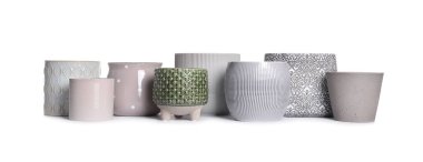 Beyaz arkaplanda farklı seramik saksılar