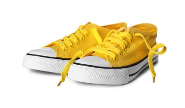 Beyazda izole edilmiş bir çift şık spor ayakkabı.