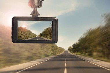 Modern gösterge paneli arabaya monte edilmiş, sürüş sırasında yol manzarası