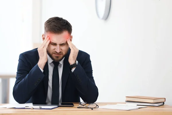 Homme Souffrant Migraine Sur Lieu Travail Bureau — Photo