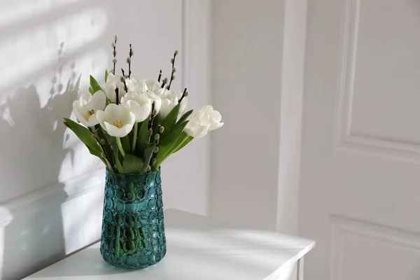 Buket Indah Dari Cabang Willow Dan Tulip Vas Dekat Dinding — Stok Foto