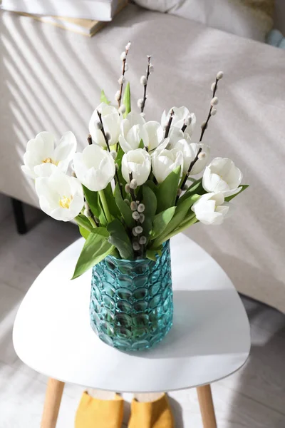 Buket Indah Cabang Willow Dan Tulip Dalam Vas Atas Meja — Stok Foto