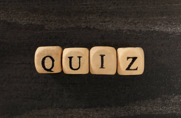 Cubes Avec Mot Quiz Sur Table Bois Plat — Photo