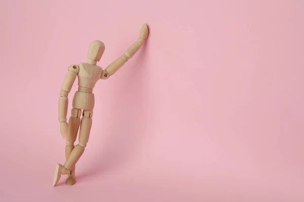 粉色背景上的木制人体模型 文字空间 迷你模特儿 — 图库照片